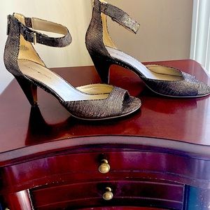 Bandolino bronze metallic pattern pump